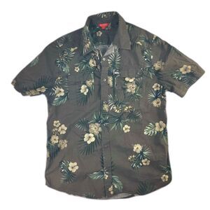 Guess button-down short sleeved shirt. Safari meets Hawaii print. Men's Medium.